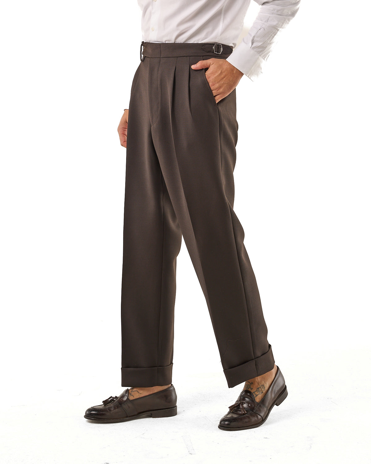 Pantalones de pernera ancha en marrón oscuro con hebillas laterales en diagonal.