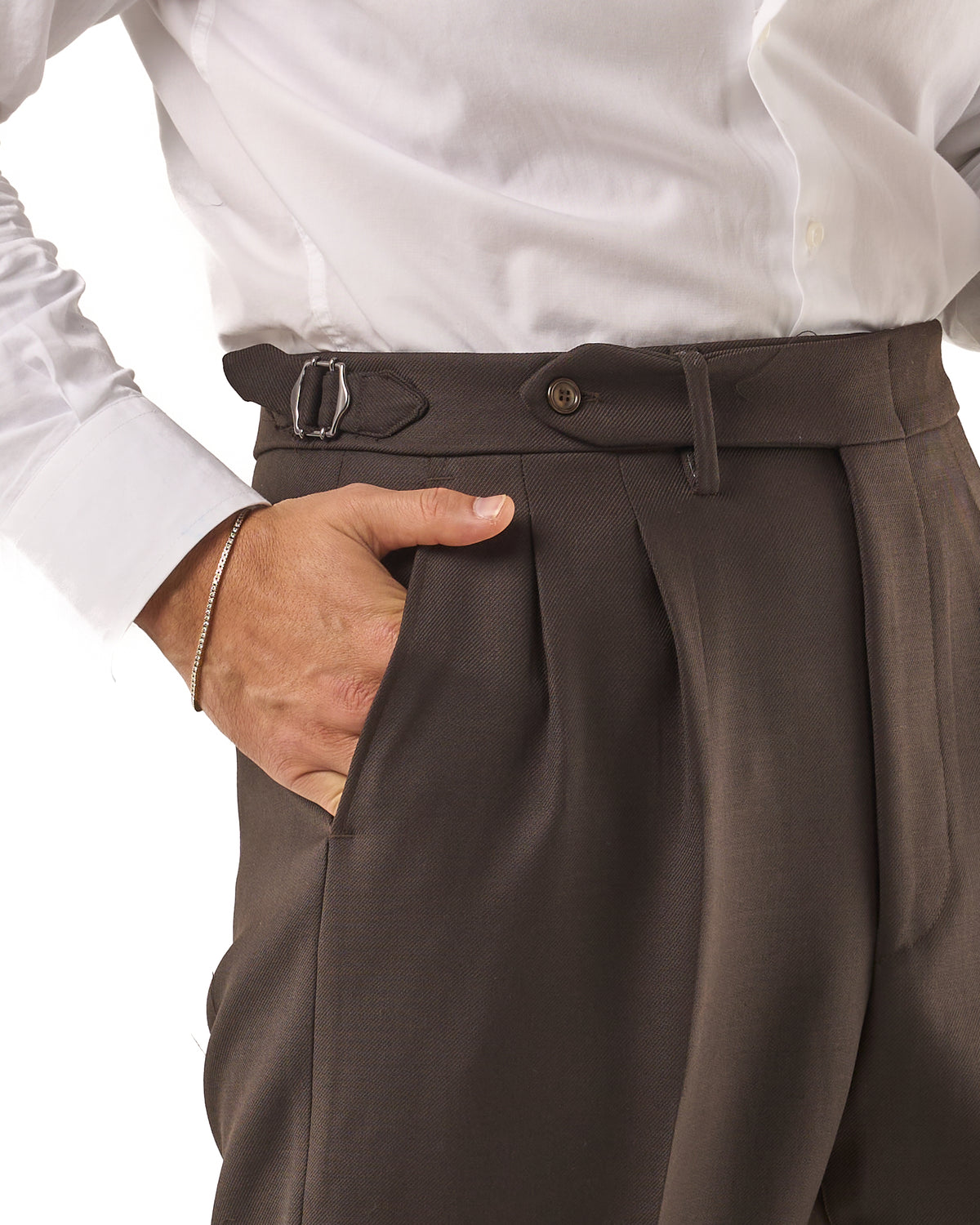 Pantalones de pernera ancha en marrón oscuro con hebillas laterales en diagonal.