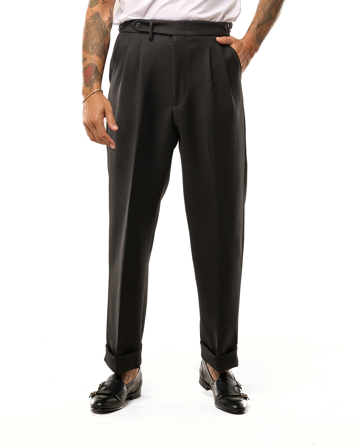 Pantalones de pernera ancha nigro con hebillas laterales diagonales
