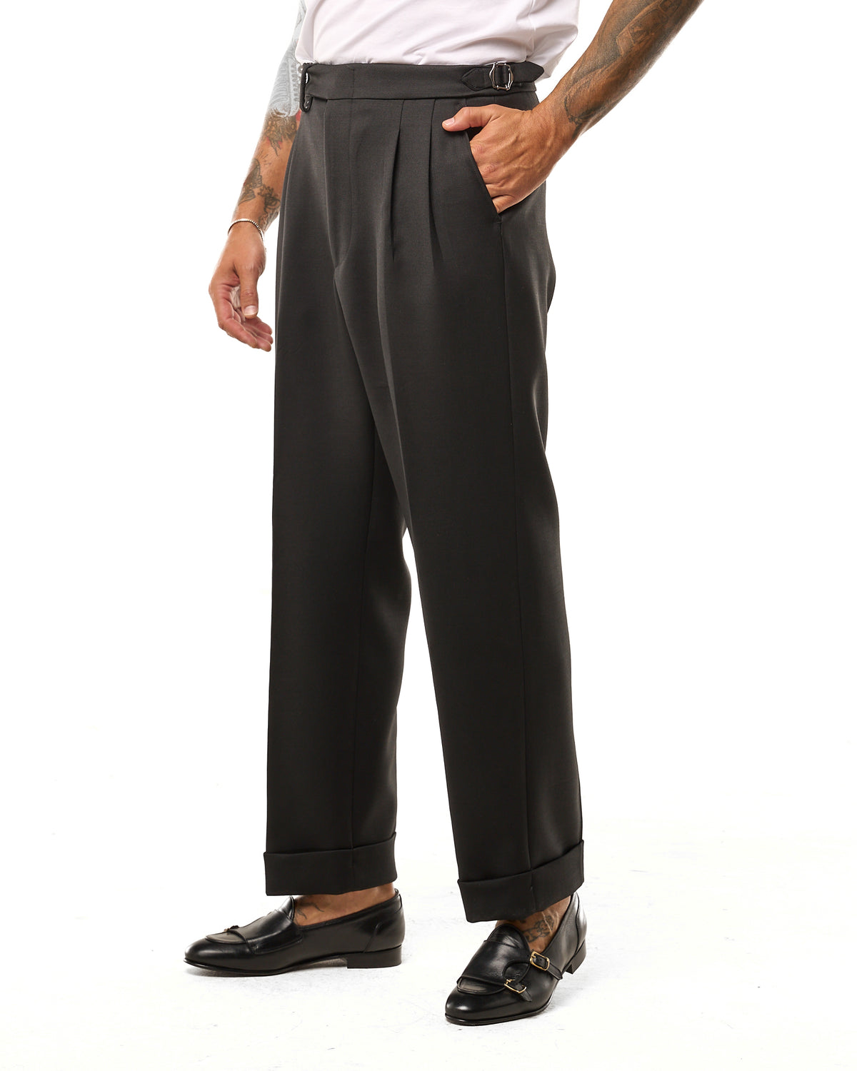 Pantalones de pernera ancha nigro con hebillas laterales diagonales