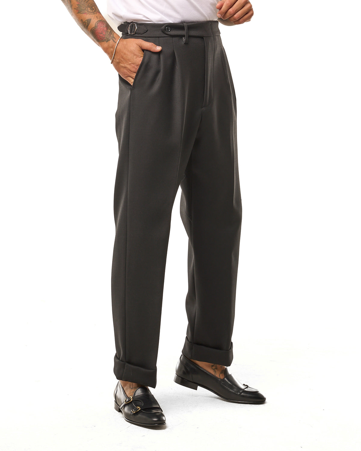 Pantalones de pernera ancha nigro con hebillas laterales diagonales