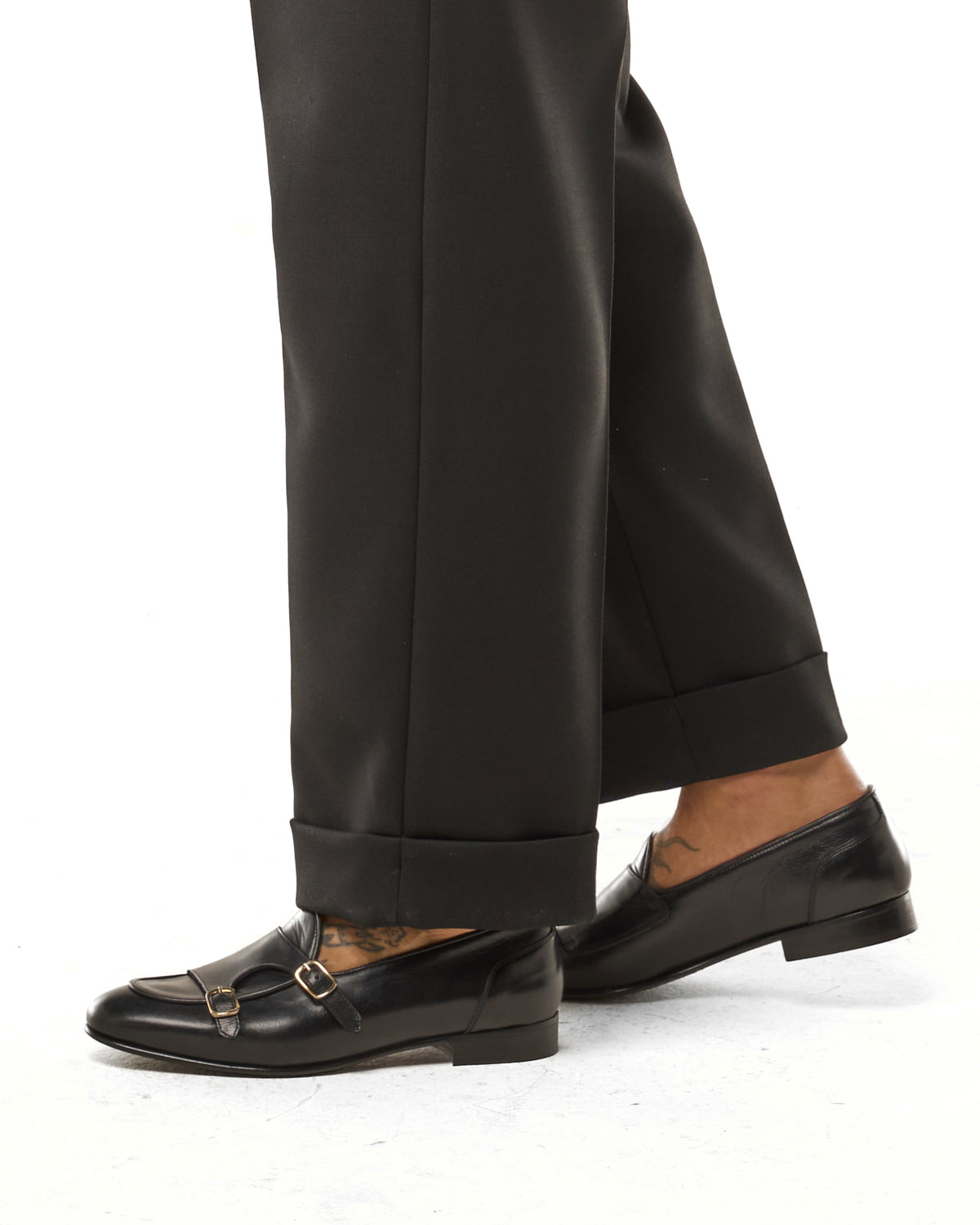 Pantalones de pernera ancha nigro con hebillas laterales diagonales