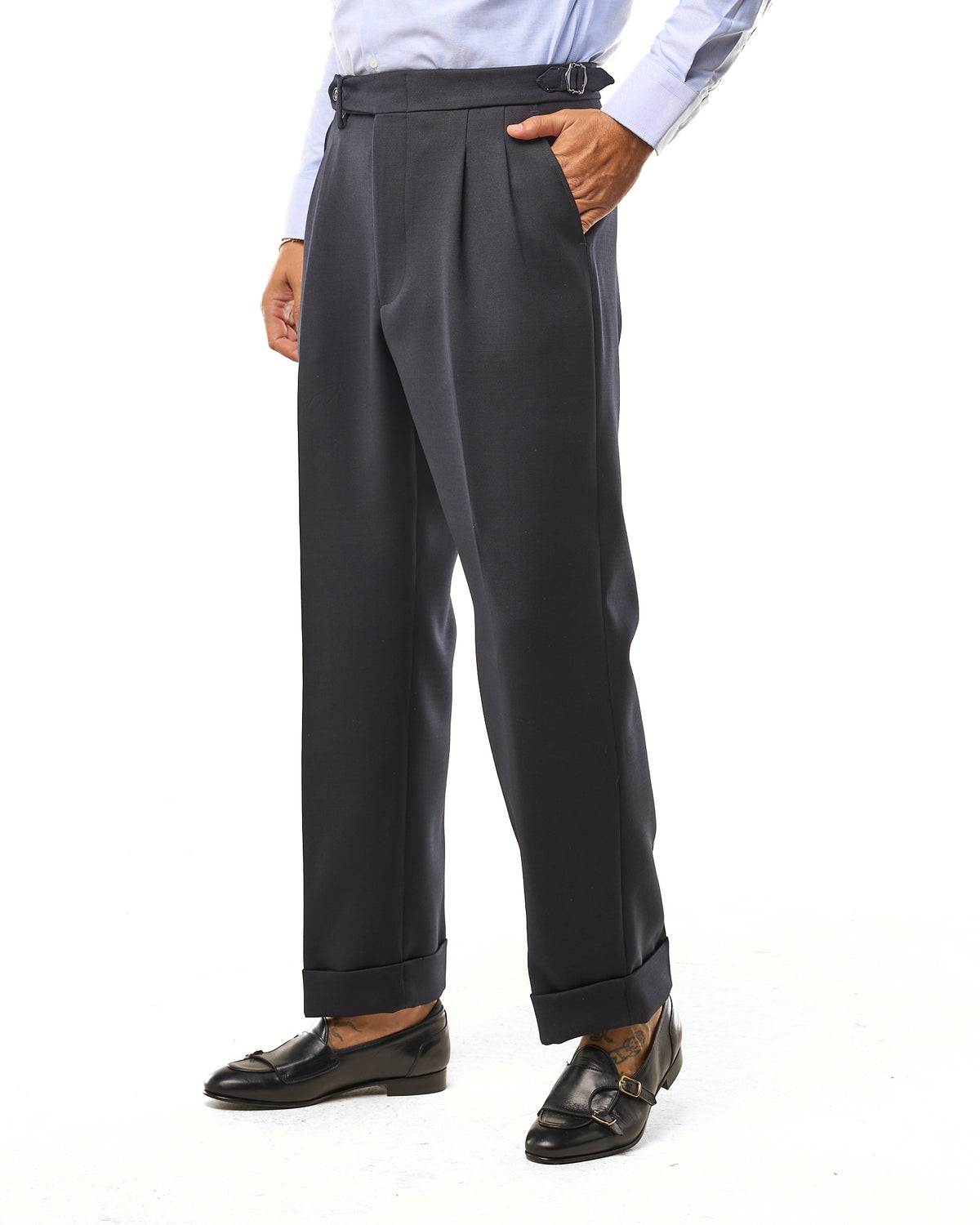 Pantalones de bajo ancho en azul con hebillas laterales diagonales