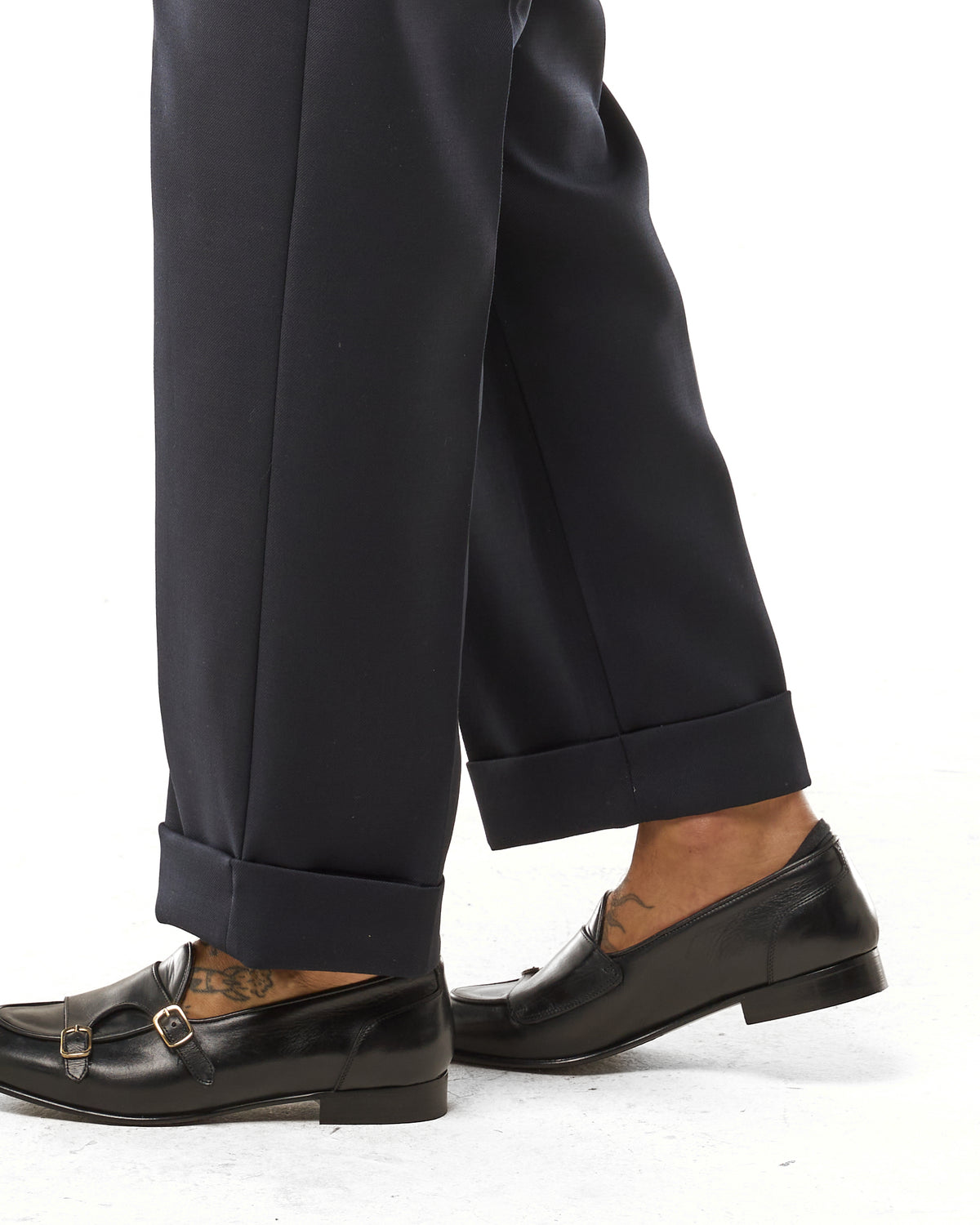 Wide-bottom trousers with diagonal side buckles in blue