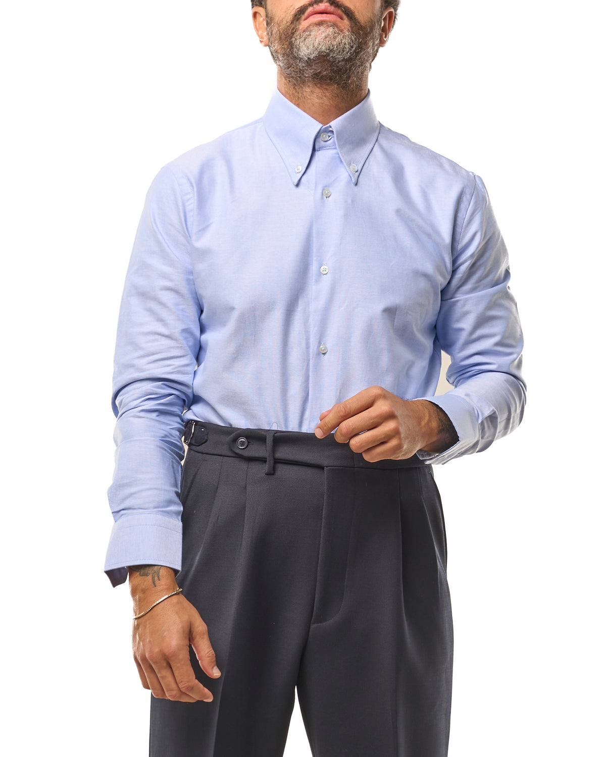 Camisa blanca de manga larga con cuello italiano