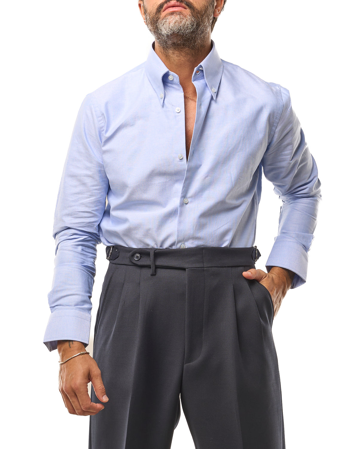 Camisa blanca de manga larga con cuello italiano