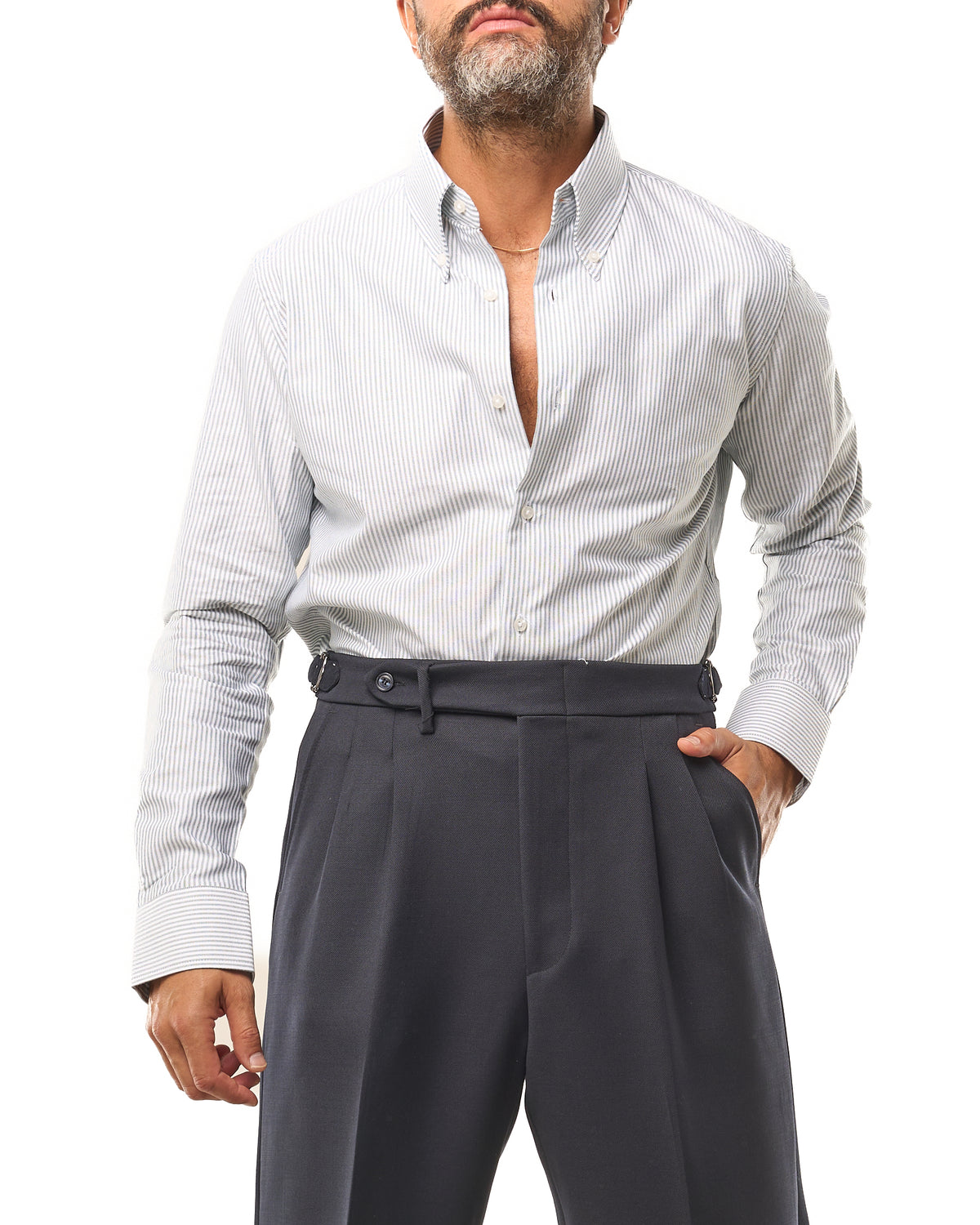 Camisa blanca de manga larga con cuello italiano