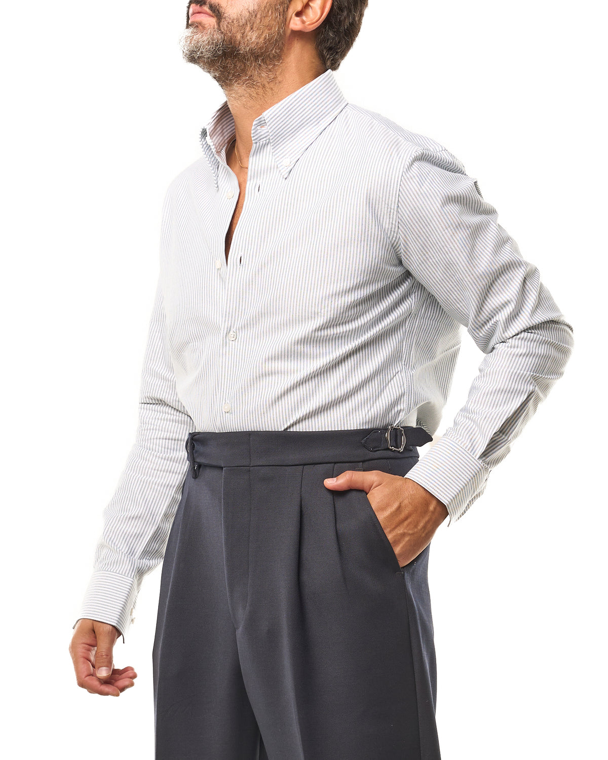 Camisa blanca de manga larga con cuello italiano