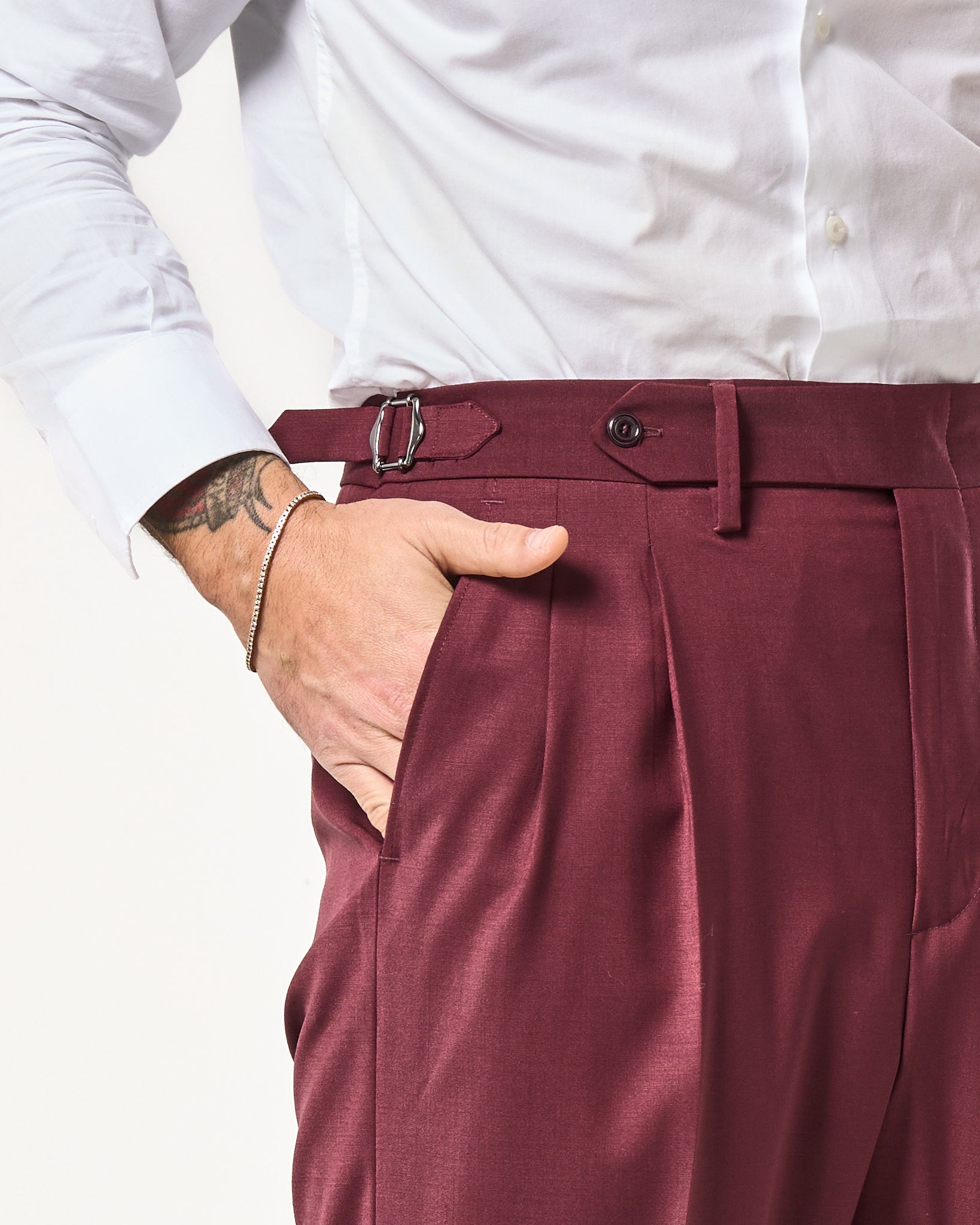 Pantalones de pernera ancha con hebillas laterales en color burdeos Florencia