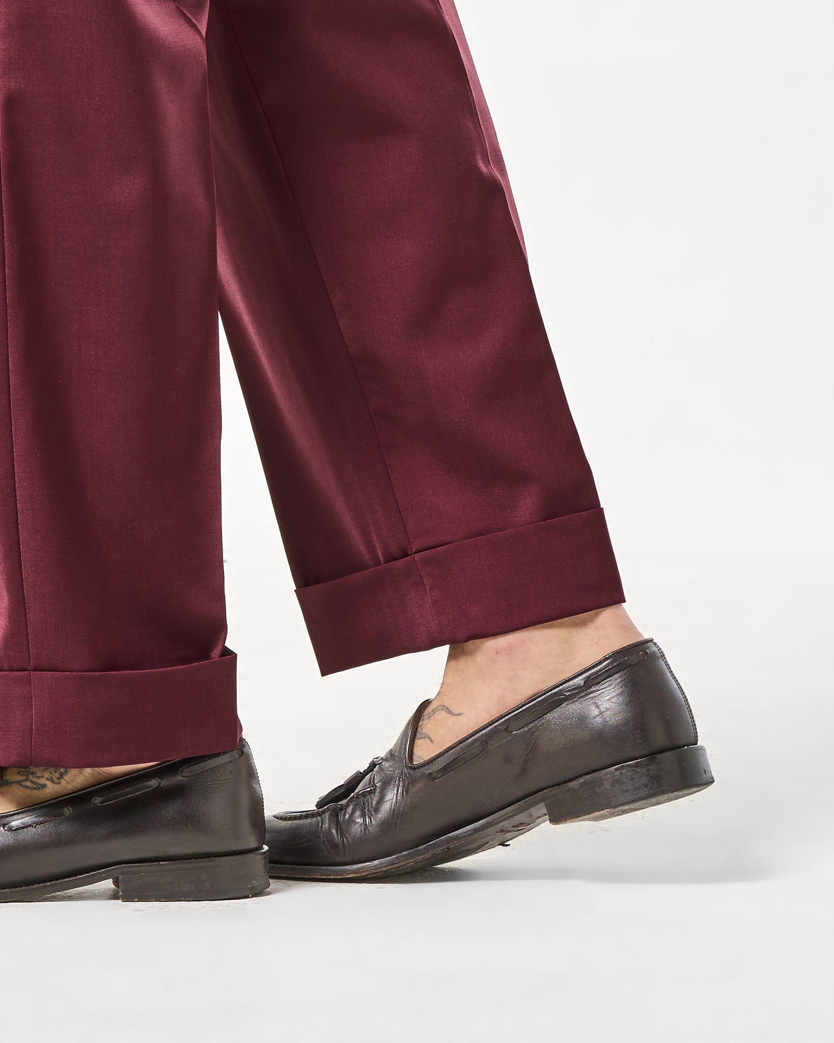 Pantalones de pernera ancha con hebillas laterales en color burdeos Florencia